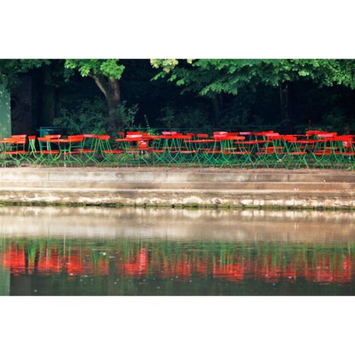 Rote Stühle am Wasser