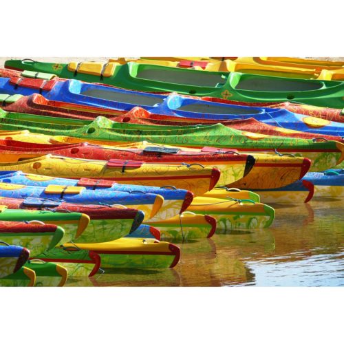bunte Kanus am Wasser
